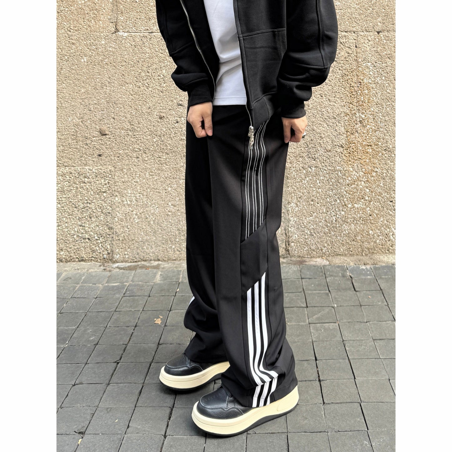 Urban Track Style Loose Sports Pants – Trendy Striped Wide-Leg Joggers for Men & Women