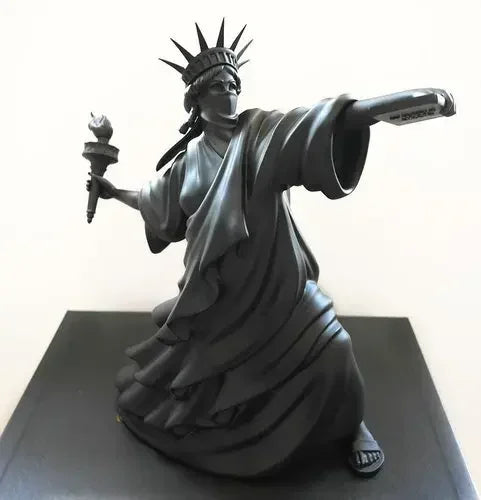 Liberty Thrower Statue – Modern Abstract Street Art Sculpture for Home Decor