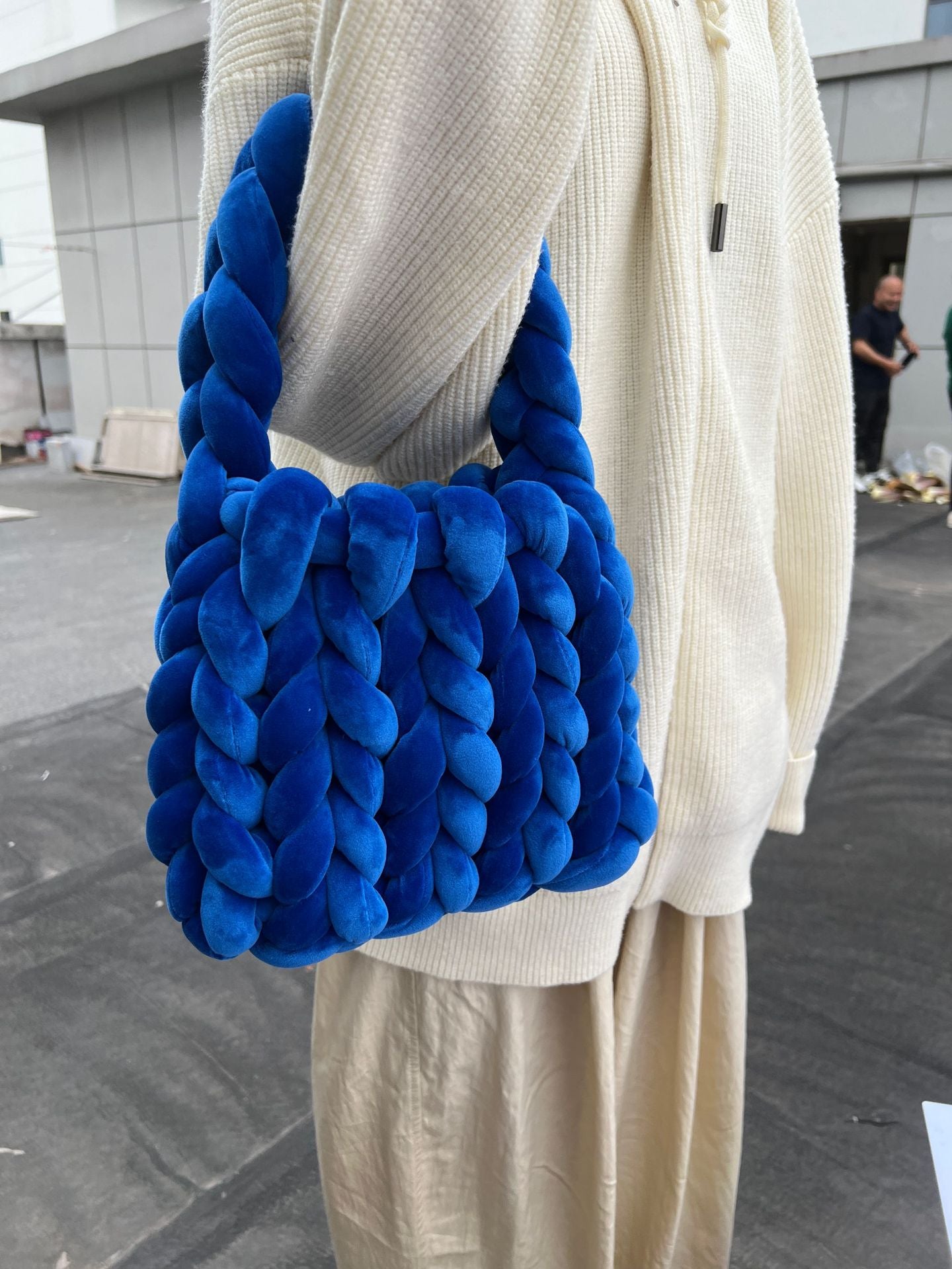 Chunky Hand-Knitted Velvet Yarn Shoulder Bag - Pink