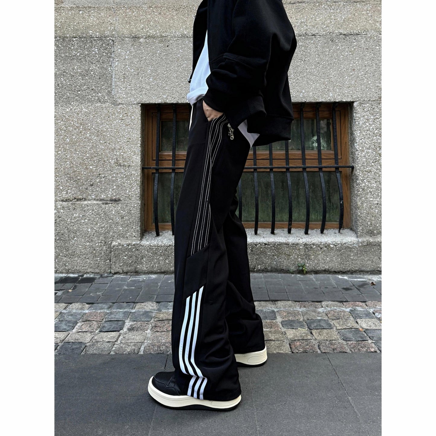 Urban Track Style Loose Sports Pants – Trendy Striped Wide-Leg Joggers for Men & Women