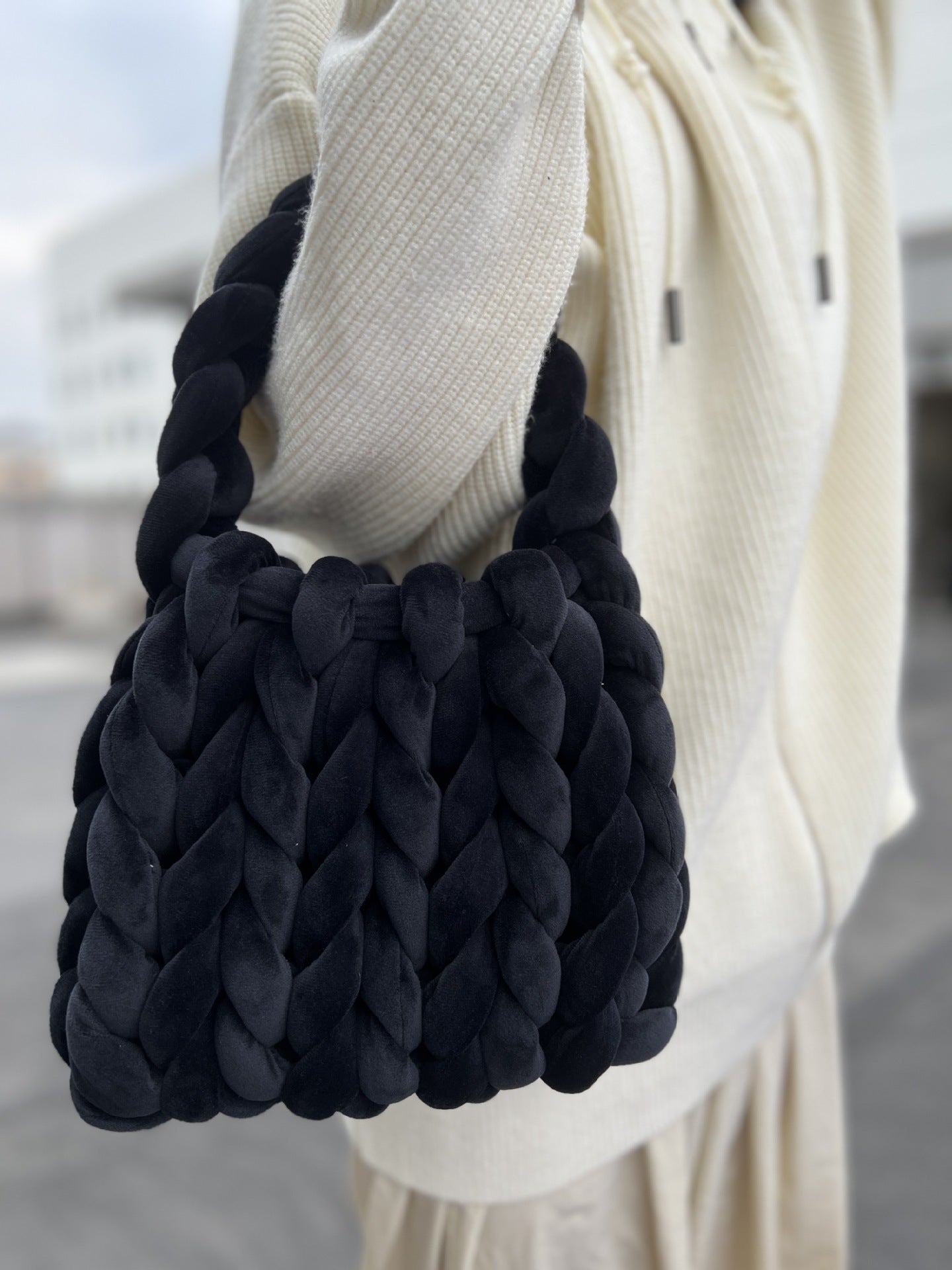 Chunky Hand-Knitted Velvet Yarn Shoulder Bag - Pink
