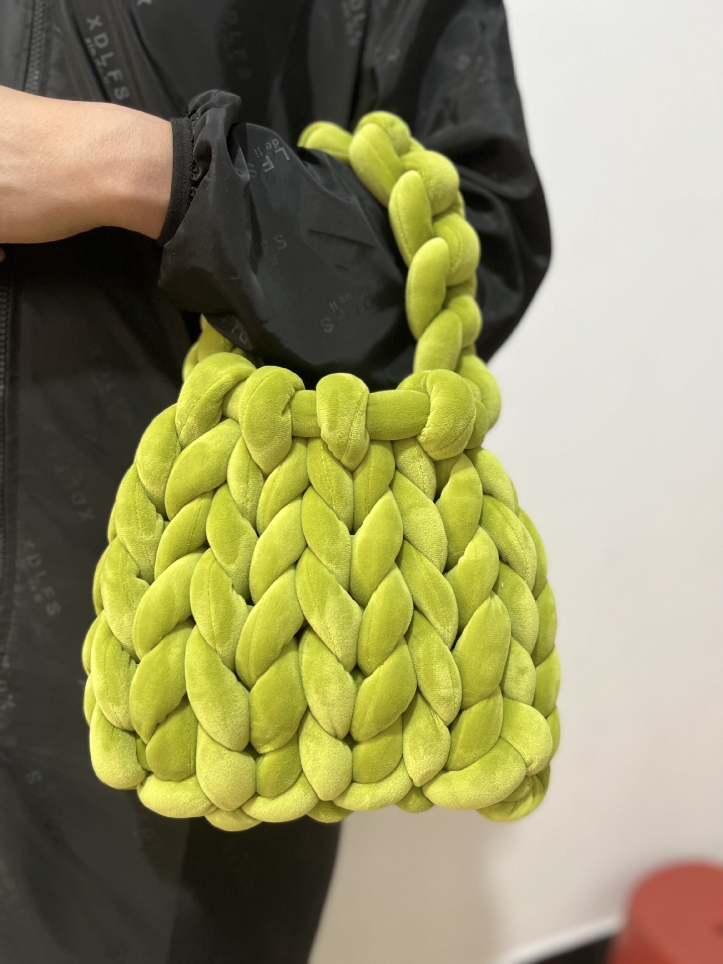 Chunky Hand-Knitted Velvet Yarn Shoulder Bag - Pink
