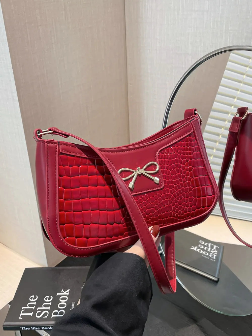 Elegant Crocodile Pattern PU Leather Shoulder Bag with Bow Detail