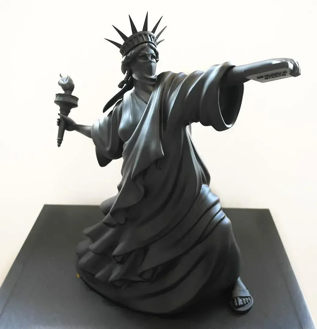 Liberty Thrower Statue – Modern Abstract Street Art Sculpture for Home Decor
