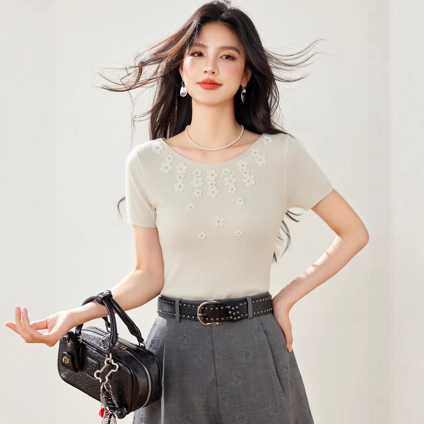 Elegant Beaded Round Neck Knit T-Shirt - Chic Slim Fit Women's Top