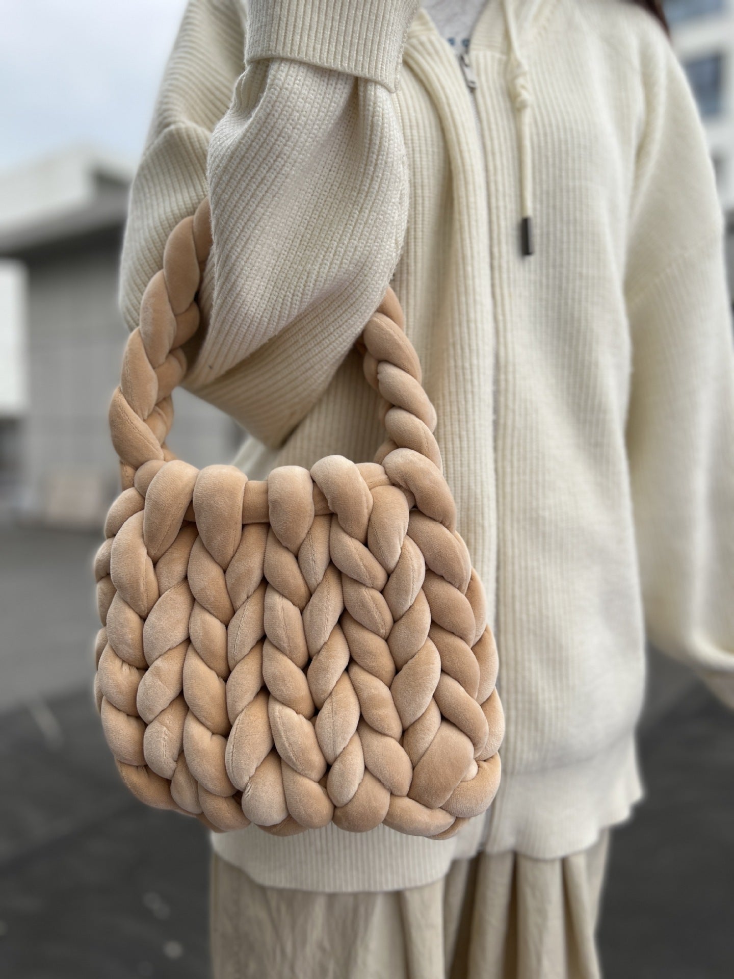 Chunky Hand-Knitted Velvet Yarn Shoulder Bag - Pink