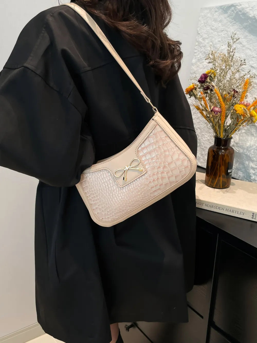 Elegant Crocodile Pattern PU Leather Shoulder Bag with Bow Detail