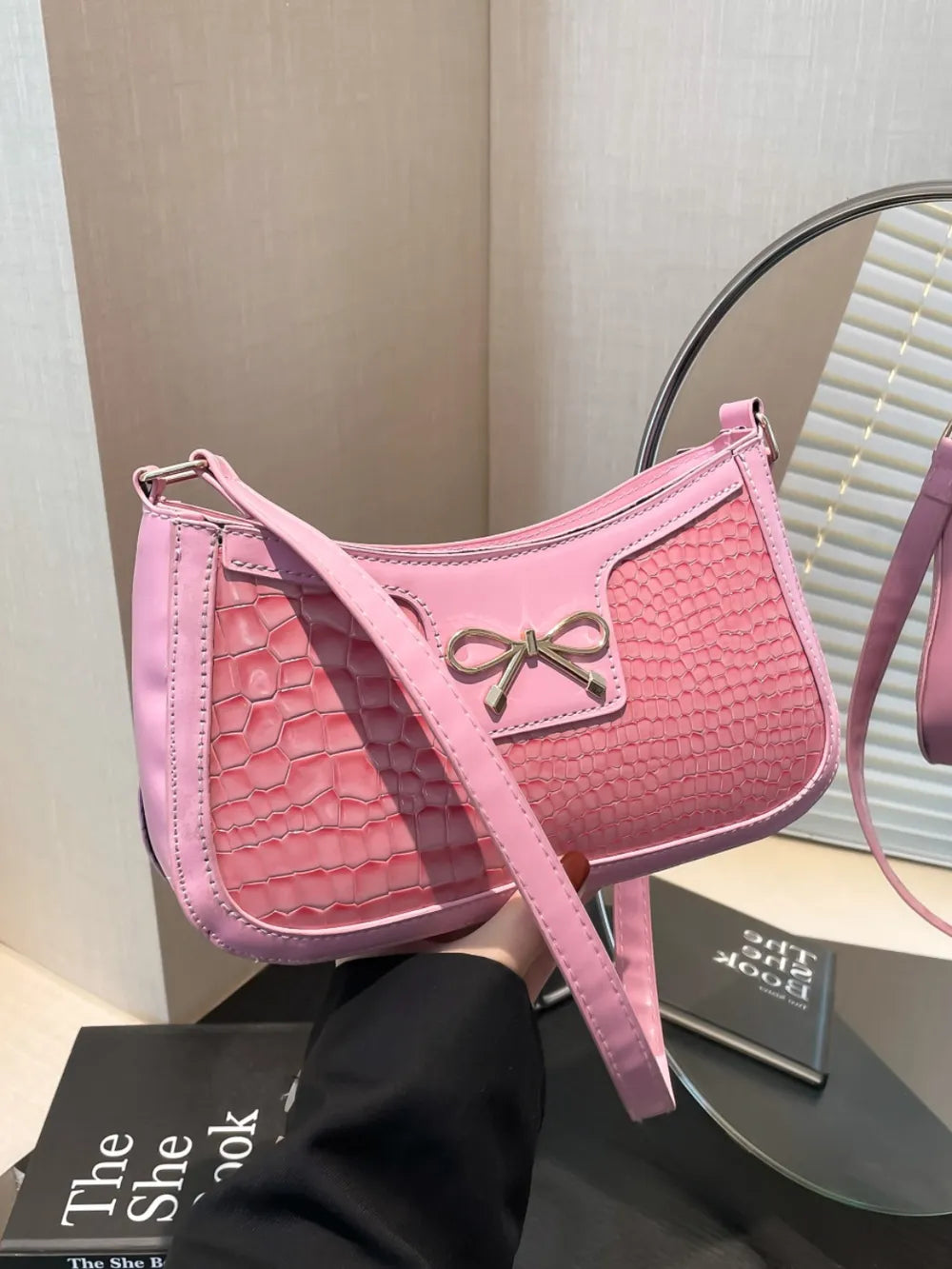Elegant Crocodile Pattern PU Leather Shoulder Bag with Bow Detail